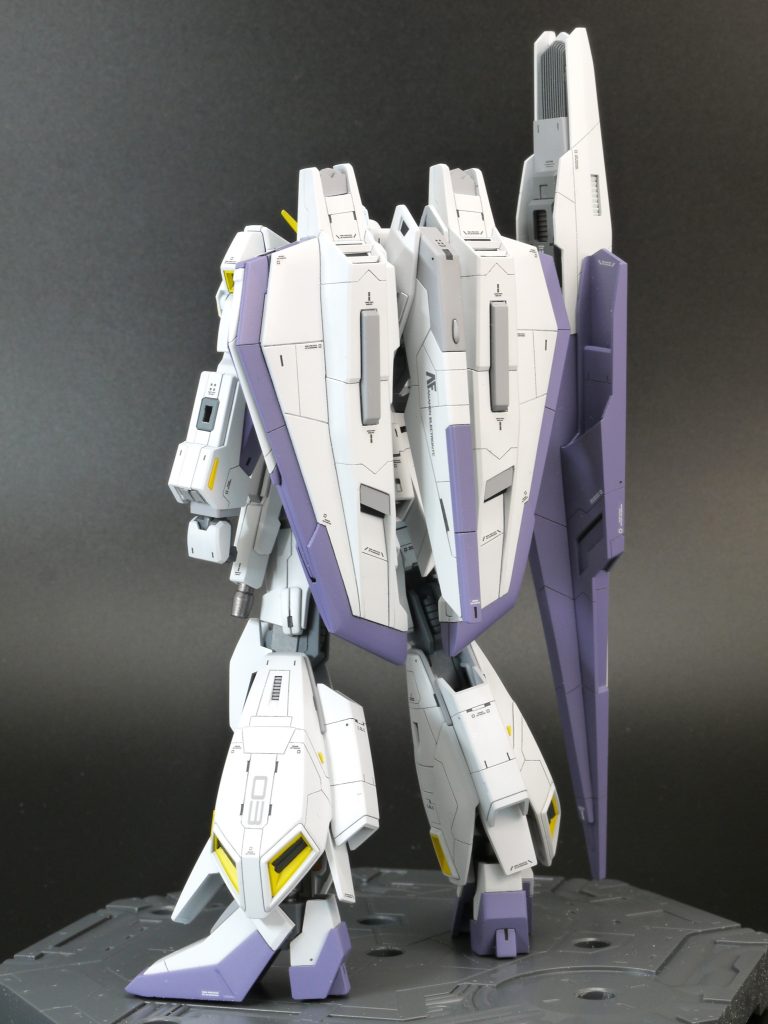 素晴らしい出来のキットですが、少し子ども体型に見えるのでスマートになるよう改修しました。先人達の作例がたくさんあるので、色々と参考にしながら手を加えています。