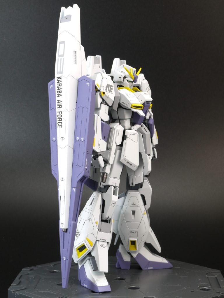 ストライクゼータにするため、サイドスカートとシールドはキットをベースにしてセミスクラッチしました。バインダーのスラスターも形状変更しています。