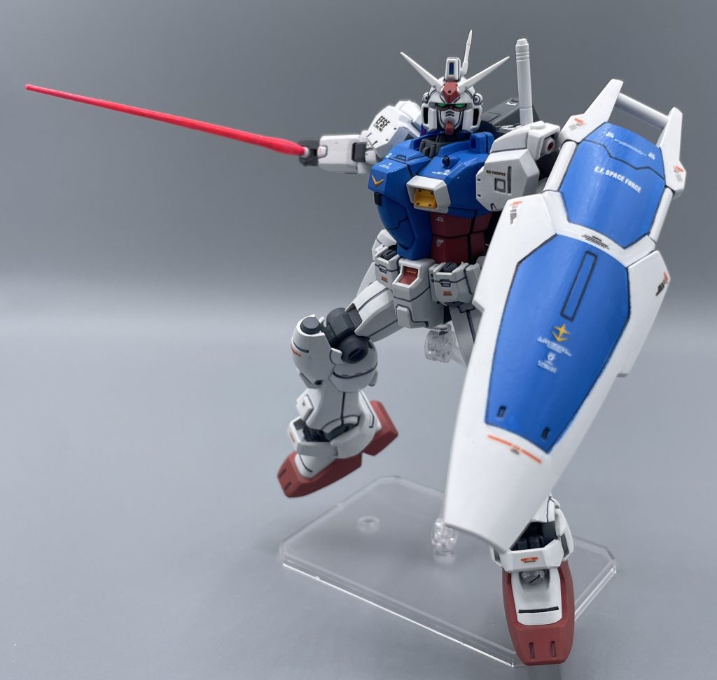 ビームサーベル 今でこそ、当然のようにクリアパーツが付属するビームサーベルですが、HGUC13番目の本キットにはクリアサーベルは付属しません。真っ白の棒が付いてくるので、ピンクで塗装する必要があります。 もっと若い頃は、サーベルは絶対クリア派でした。筆塗りモデラ―なので、エアブラシでやるようなグラデーション塗装とかは出来ない為、若干コンプレックス?もあったのかな(^-^; しかし年を取ってきたのか、こうした”ベタ塗り塗装で表現するサーベル”も良い物だなと思えるようになってきました。古い物=悪とならないところが、模型趣味の良いところです。