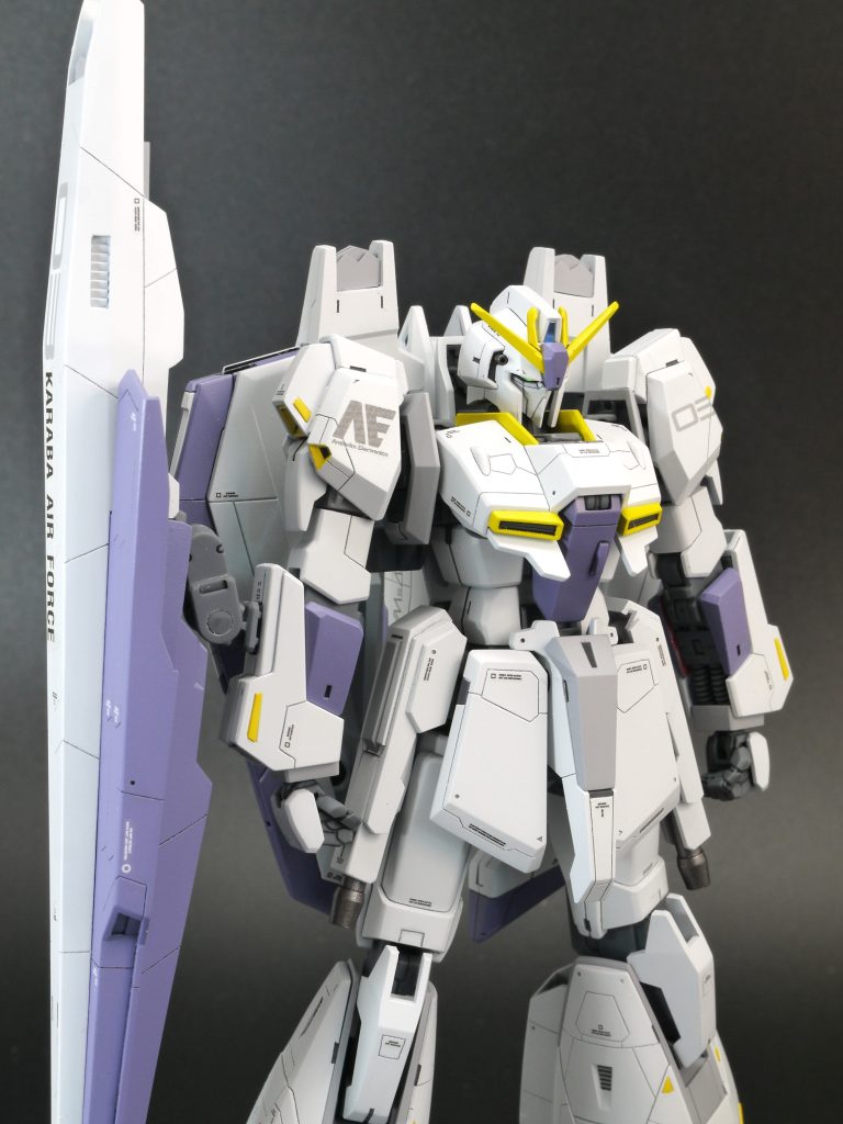 各部の改修ポイントです。・マスク小型化 ちょっと大きいのでマスクを一度切り離して下側をカット、奥と上側に移動して再接着。 間延びしないようにクチバシは上側に延長しています。・襟足を約1mm、頬外装を約0.5mmカット・腹を下側に1mm延長・肩中央のブロック外側をくさび状に1mm、内側を1mm拡大 後ハメ加工はしないで、キットの通りモールド化しました。 WR時には使えなくなったので、外側ダクト部の収納ギミックはオミットしました。・上腕を0.5mm短縮・上腕カバーを形状変更・ヒジが少し曲がって見えるので、可動域を拡大して真っすぐに・前腕の四角ブロックにC面を追加・ハンドパーツをビルドハンズに変更