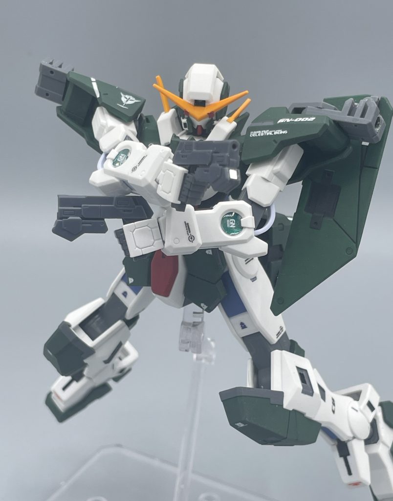 GNビームピストル ガンダムデュナメスの近接専用装備。ロックオン・ストラトスのポリシーとして、「スナイパーとしてサーベルは使わない」というものがあります。 そのため、中距離での戦闘や敵機の牽制には、小さくて取り回しの良いビームピストルを使用します。みんな大好きな二丁拳銃、私もスナイパーライフルよりもビームピストルの方が好きだったりします。しかし・・・・ このキットの最大にして最悪の欠点が、この“GNビームピストルが付属しない”ということです。なんてこったい!この武器だけは、何があっても付けなきゃならんでしょうが!当時、キットを組んだ誰もが叫んだことと思います。 現在、このビームピストルを入手する方法は、 ①「ガンダムアストレアタイプF」 ②「GNアームズTYPE‐D+ガンダムデュナメス」 ③「ケルディムガンダムサーガTYPE.GBF」 ④「HGBC 24thセンチュリーウェポンズ(1丁のみ)」 上記4つのキットから持ってくるしかありません。なんてこったい。しかも、別に上記キットでもビームピストルが”要らないって訳じゃない”んだよなぁ。どれも売ってないし。売ってても高いし。 自分のピストルは、ケルディムサーガから撮影の間だけ貸してもらいました。サーガにもピストルは必要だもの。プラお。