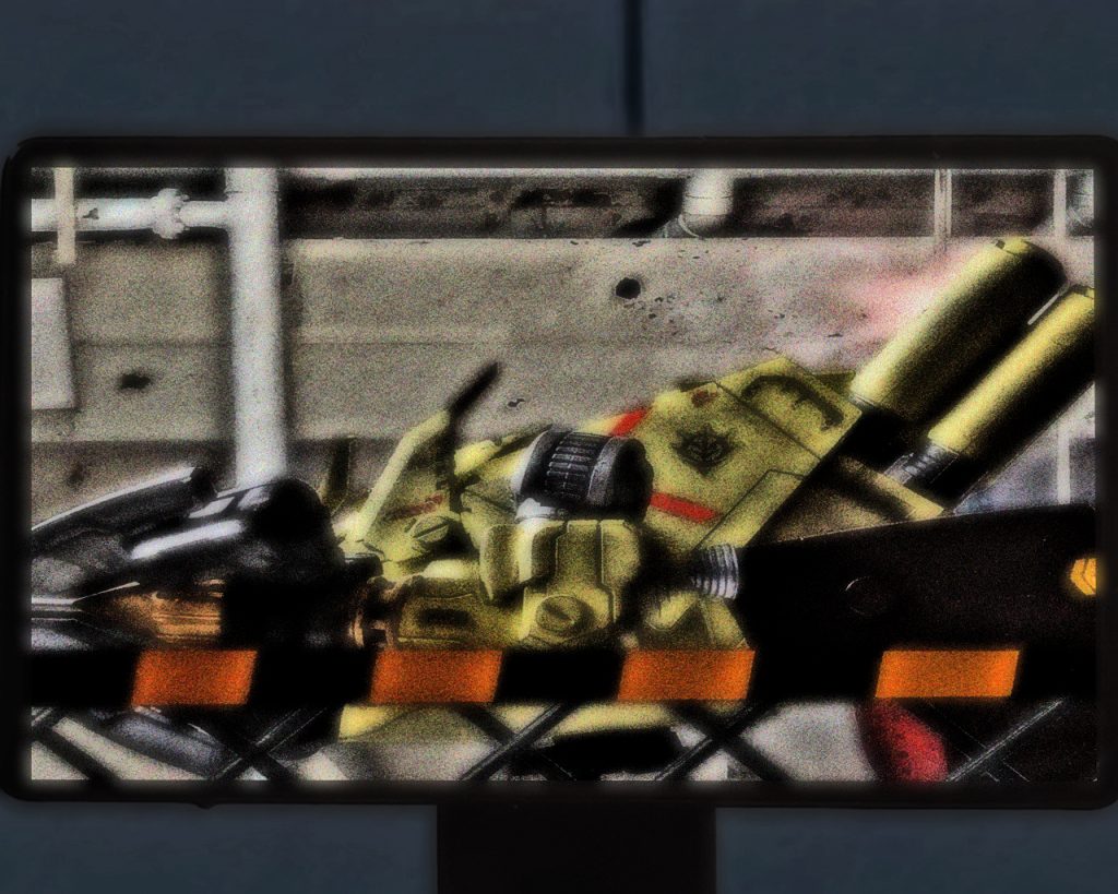 「それから今ソロモンではモビルアーマーの実戦投入を予定している。コイツはその新型機だ」「これは…」「サイド3から送られてきた一つだ。ソロモンで調整組み立て中の機を除き、今はこの『ビグレロ』が稼働状態にある。総帥はモビルアーマーであればMS一個中隊をも勝ると言うが、俺としては戦いというものは物量で決まると思うがな」「これを我々はどうすれば?」「実戦テストを含め共に前線で戦ってもらいたい。モビルアーマーのパイロットはまだ少ないが、こちらで選抜しておく」「承知しました」「地球付近はこれから戦いが激しくなるだろうが、地上の戦線がどうなっているかは詳しくは俺の耳にも入っていない」「我々もキシリア様からは聞かされておりません」「まあ語らずとも連邦のオデッサ奪還も、もはや兵達の間では周知のようだがな」「中将。キャリフォルニアベースがまだ残ってますが、本国はこれ以上の救助艦艇は地球上空には回さないのでしょうか?」「それは総司令部付きの貴様達の方が詳しいんじゃないか?ギレン総帥はもはやあの青い石っころに興味は無いようだ。宇宙軍は守りを固めそれ以外に戦力を割くなとの事だ」「そうですか…」「ガルマが血を流しやっと手に入れた地球の領地をギレン兄は……」ドズルは拳を握り締め小刻みに震える。だがモアとやり取りしている事に気づきふと我に返る。「…スマン。ガルマの事となるとどうしてもな」「いえ…」「身内とは言え総帥に限らずキシリアも全ての情報を開示している訳ではないからな。俺自身でも色々探りは入れているつもりだ」「承知しました。我々はただ命令に従うのみです」「それから万一の事だが…」「何でしょう?」「俺に何かあった時はお前達のルーニック基地でミネバとゼナを頼む。サイド3やグラナダより安全だろうからな」「はっ、肝に銘じておきます…」