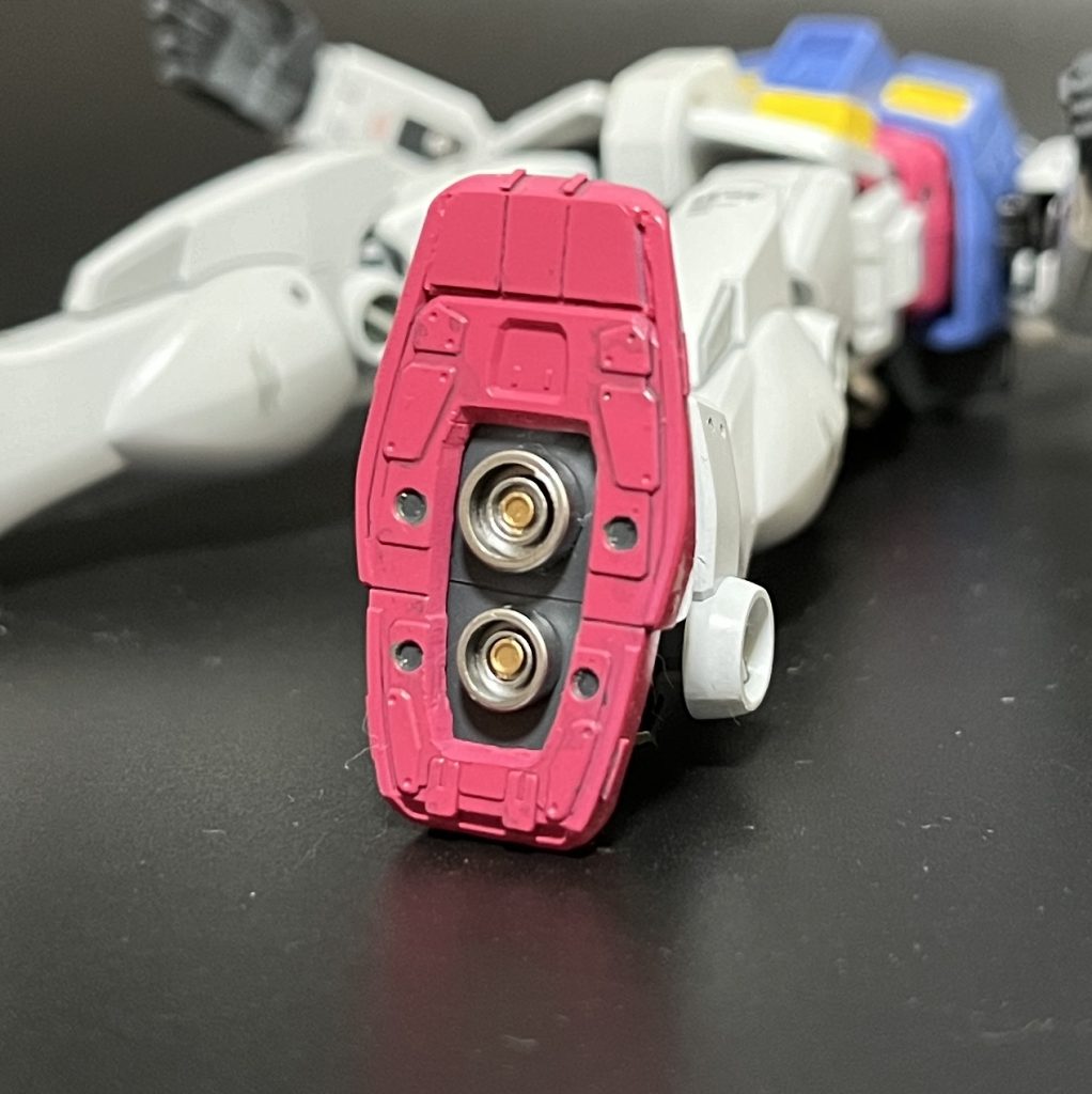 足裏。中央のグレー部分は元をくり抜きプラ板を裏から貼り付けています。バーニアもディテールアップパーツから作り直しました。バックパック同様、外周はMr.カラー「スーパークロームシルバー」で塗装し、内部には同じくMr.カラー「スーパーリッチゴールド」で塗装しています。