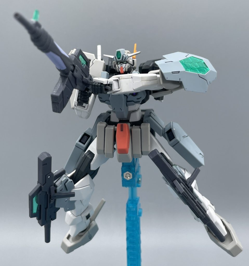 GNアサルトカービン　GNスナイパーライフルⅡの代わりに装備された、ケルディムガンダムサーガの狙撃用武装です。銃身の長さは短くなっていますが、高い命中率を誇るライフルになっています。 ＧＮスモールシールド　サーガの左肩に装備された小型の良いシールド。きれいなシールドですが、こんな小さいシールドで防御するとなると、高い操縦技術が必要となりそうですね。