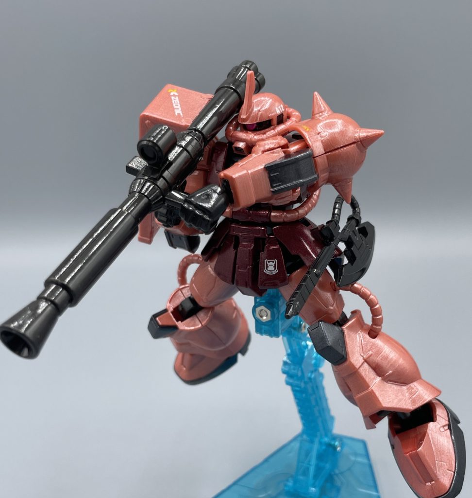 坊やだからさ・・・  私は、ここまで苦楽を共にしてきたザクに向かって、光沢トップコートを吹きかけました。スプレー→乾燥→スプレーと繰り返し・・・。 しかし、私が想定した以上の効果は得られず、筆ムラも目立ったままでした。 私は…今回も…何の成果も得られませんでしたぁあぁぁ!!