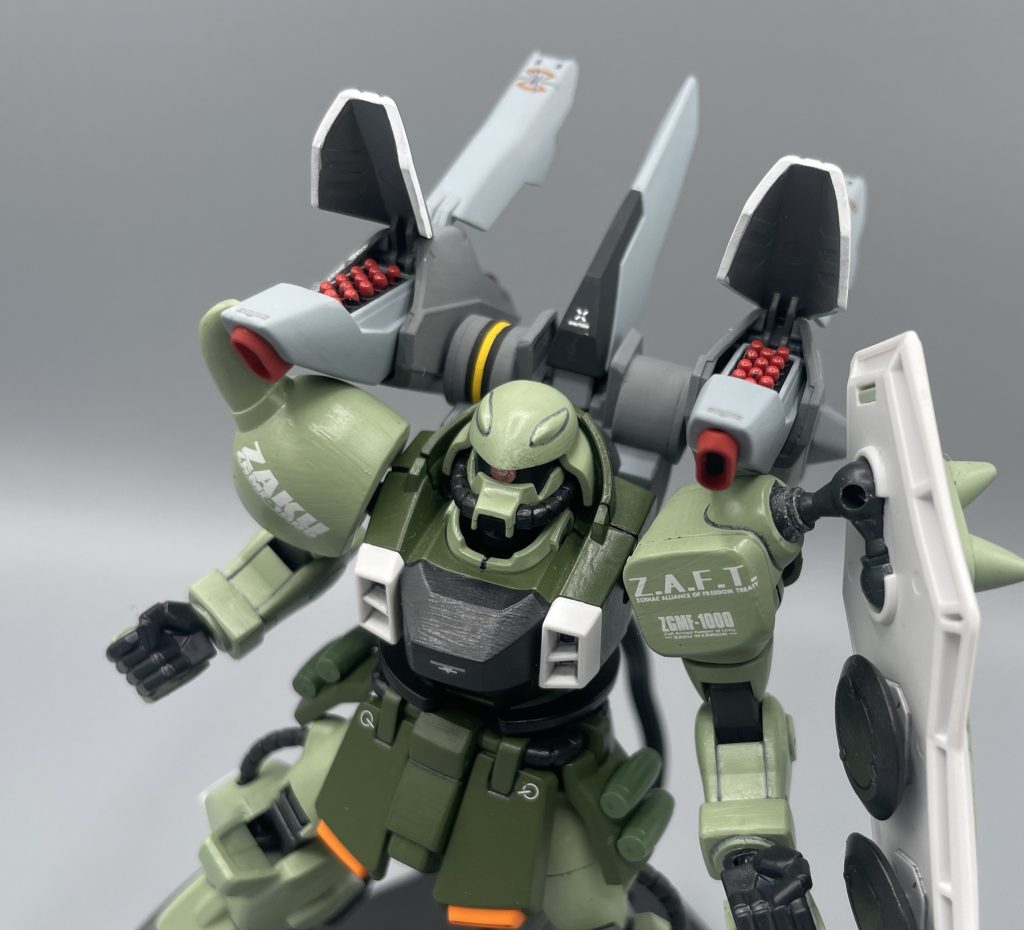 ブレイズウィザード装備 ザクウォーリアは、インパルス(シルエットシステム)の先行機体とも言えるモビルスーツです。つまり、インパルスのように戦況に応じてシルエットを換装し、状況に合った装備で戦闘を行うことが出来るのです。 このブレイズウィザードを装備したザクは、「ブレイズザクウォーリア」と呼ばれます。ブレイズザクウォーリアは、背中に高機動戦闘用に大型スラスター2基と誘導弾ミサイルポッドを擁しています。 この形態でも、これまで紹介してきた武装類は使用することが可能であり、フォースシルエットのような汎用性に優れた形態であると言えると思います。 SEED DESTINY劇中では、レイ・ザ・バレルの乗るザクファントムが、この装備を使用することが多かったです。ディアッカ機→https://gumpla.jp/hg/2042189