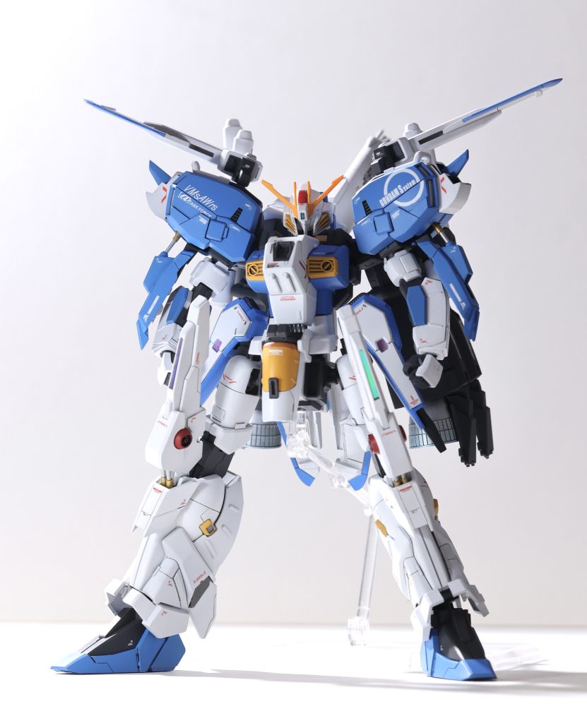 とにかくこの立ちポーズだけ決まるように下半身をいじっています特にまた関節が緩く、ほぼ動かせませんワンポイントでシリンダーを真鍮線とアルミ線で作ってみました各部センサーはラピーテープです