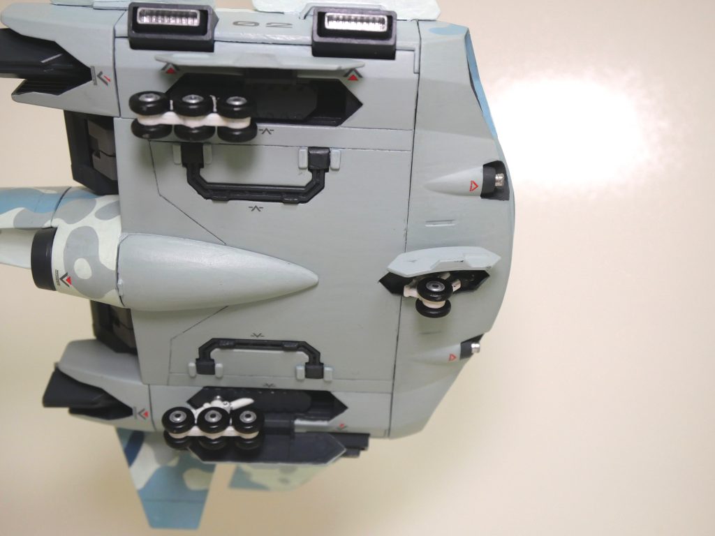 尾翼根っこの弾丸型の部分、カバーをスライドすると本来はディスプレイ用の穴が開いている箇所ですが…↓↓↓