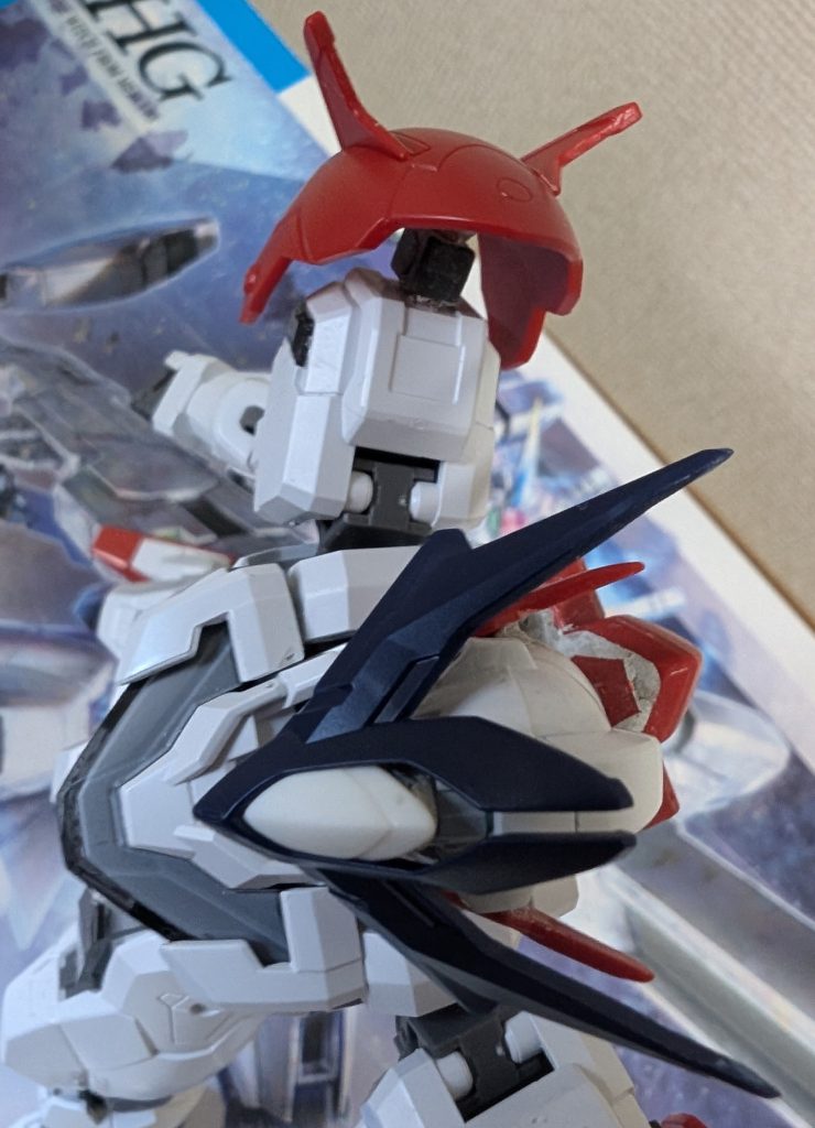 肩アーマーも、プラ材等で装着してます。
