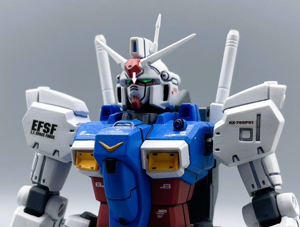 HGUCのGP01は、現在の目で見ても傑作です。しかし、個人的に気になっていたのが、ヘルメットのひさしが深すぎて、目つきが凶悪になってしまうことです。 これは好みや解釈の問題で、旧キットのGP01のBOXアートは、かなりキツめの目つきで描かれています。しかし、私の中では大河原先生の描かれるような“大きめのツインアイ” の方が好みです。 プチ改造なので、あまり大きな変化はありませんが、ヘルメットの中に詰め物をして、フェイスマスクを強制的に下げています。こうすることで、若干ですが表情が和らいでおります。ツインアイを作りなおせば良いのでしょうが、私はより簡単で楽な道を選びました(笑)