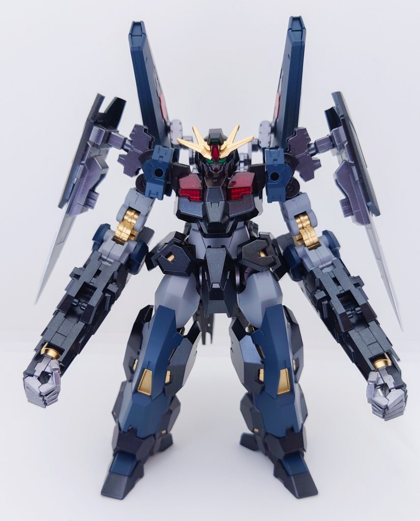 正面腕部分以外はルブリスウルをそのまま使用しており、腕部分は30MMオプションパーツのアームユニットを取り付けてみました。最初はルブリスソーンの腕を使おうかと思っていたのですが、もっとゴッツイ感じの腕にしたかったのでアームユニットを使ってみたら意外とフィットしていて我ながら満足しています!