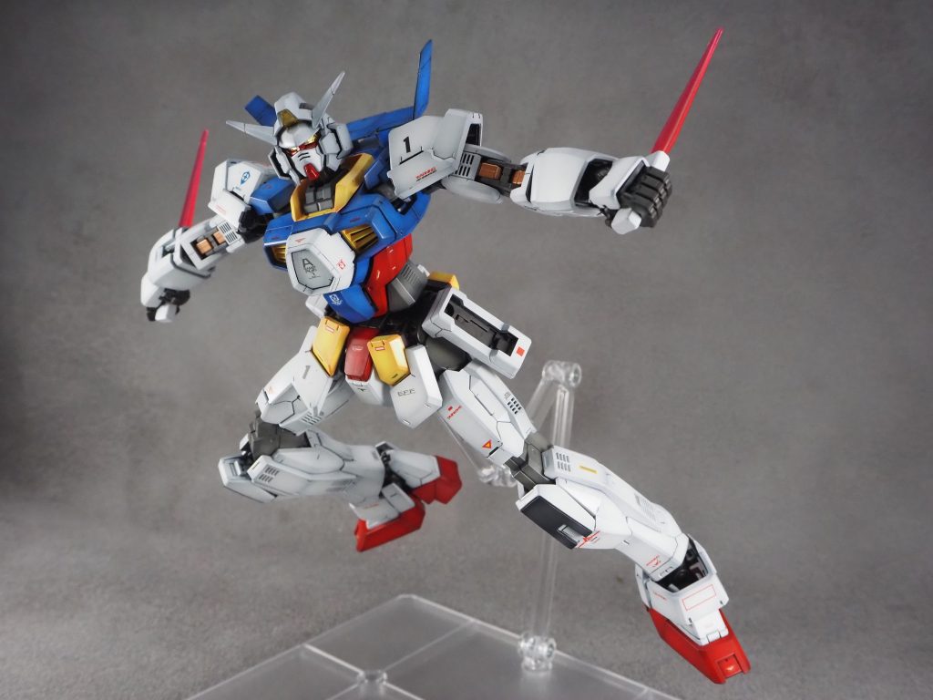 サーベルのほか、ビームダガーの短いサーベル刃も付属しています。今回もアクションベース8を使用しています。