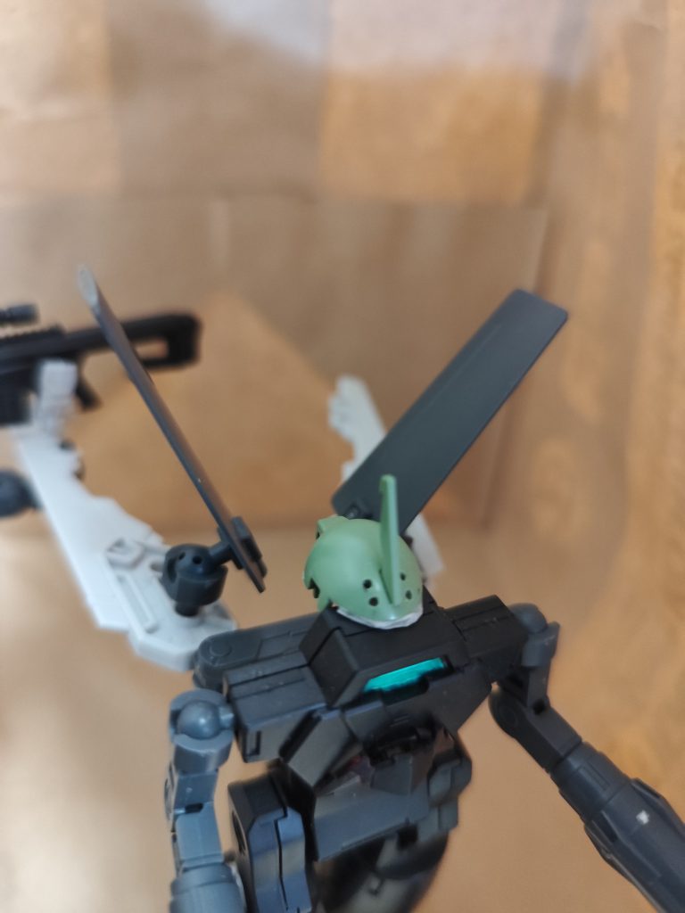 ジオンらしさが足りない!ということで、ザクⅡFS型っぽいバルカン内蔵頭部アーマーを増設しました。1.0mmのピンバイスで再現しました。