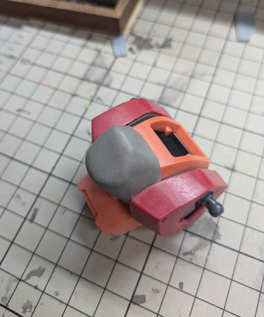 胸部のコックピットブロックはパテで造形しています。