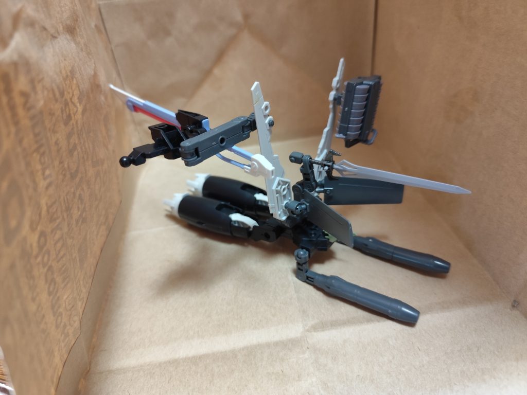 シグーから銃斬刀を頂いて、全面に展開すると、機首部分のようになるようにしています。高速で移動してミサイル弾を発射した後、銃斬刀や対艦刀で蹴散らすという設定です。