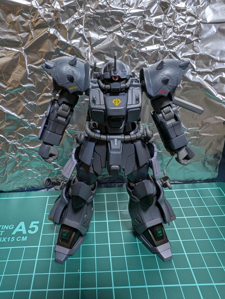 デカールと墨入れ、エアブラシで塗装してあります！モノアイは100均にあるデコ用シールにレジン液塗りました