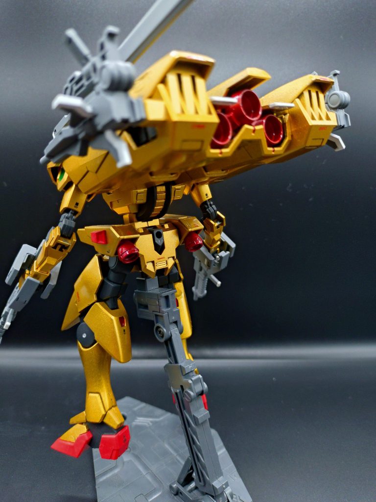 背面機体のメインカラーは百里の百と使った頭部から金色に、全体のカラーバランスはティフォエウスを参考にしています