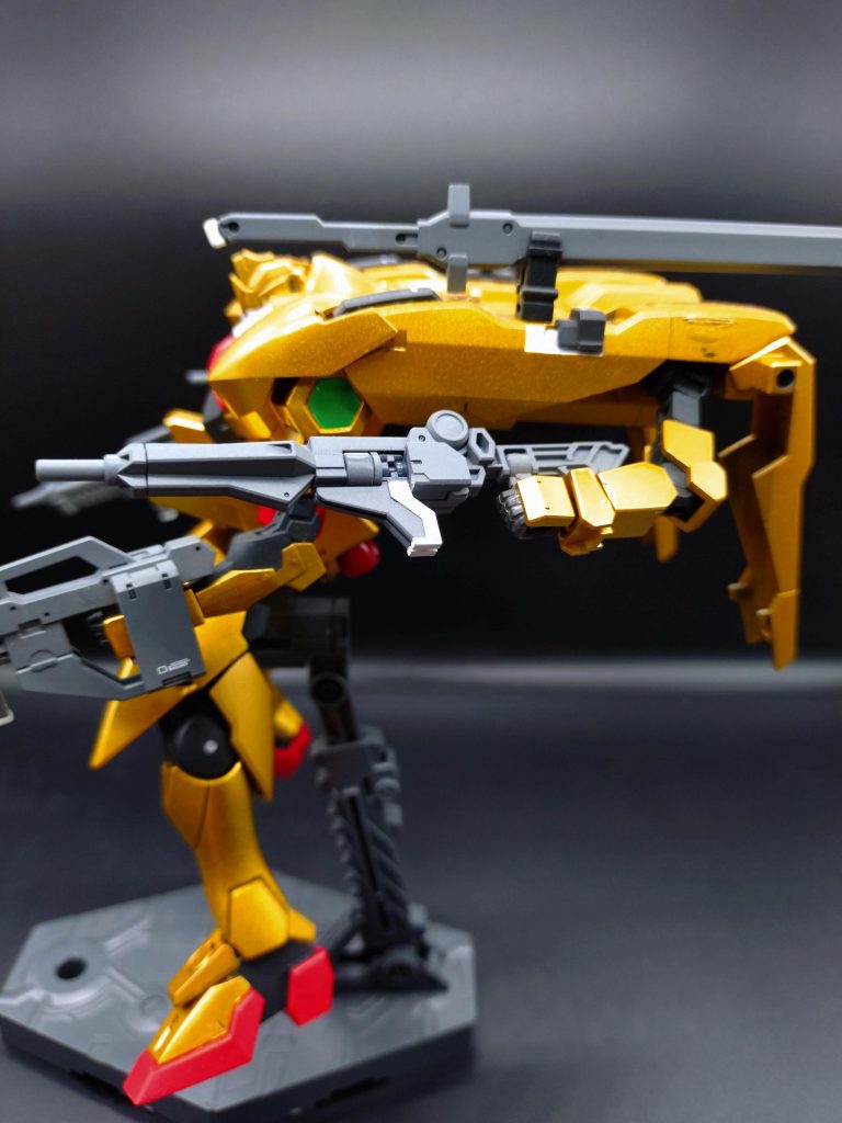 火力を上げるため百里で可能だった腕部の収納を無くし収納部にサブアームを装備しています