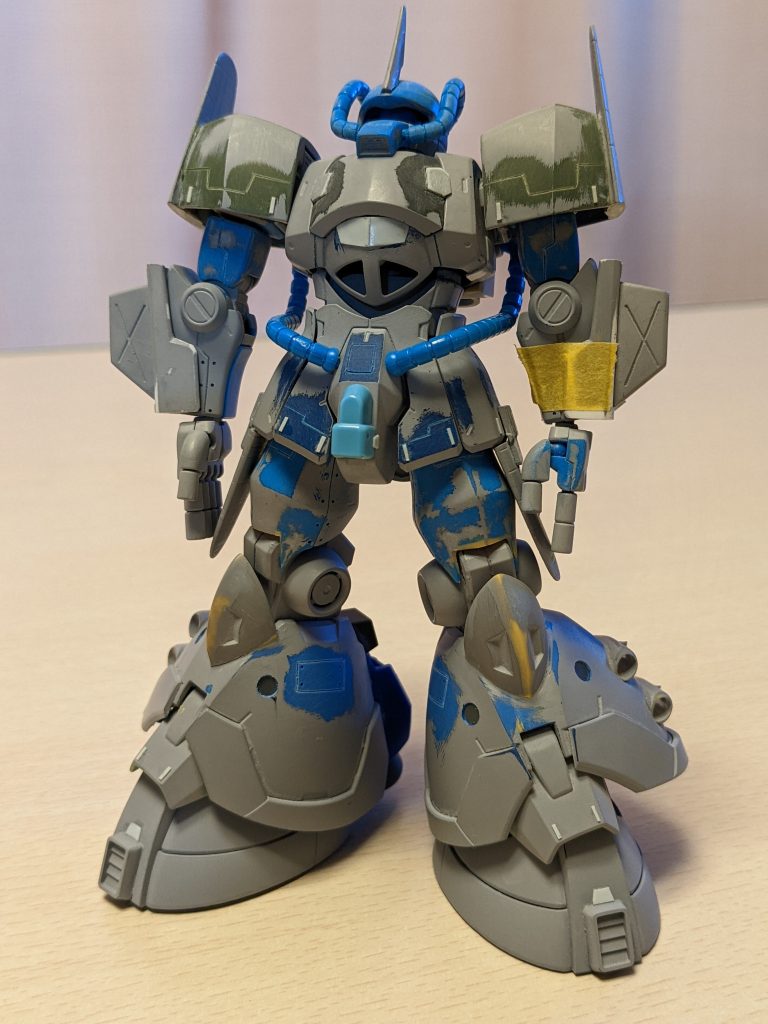 サフを吹いて筋彫りを追加してる頃の画像です。膝下がドムR35なので、グフと同じ青なのが印象的です。