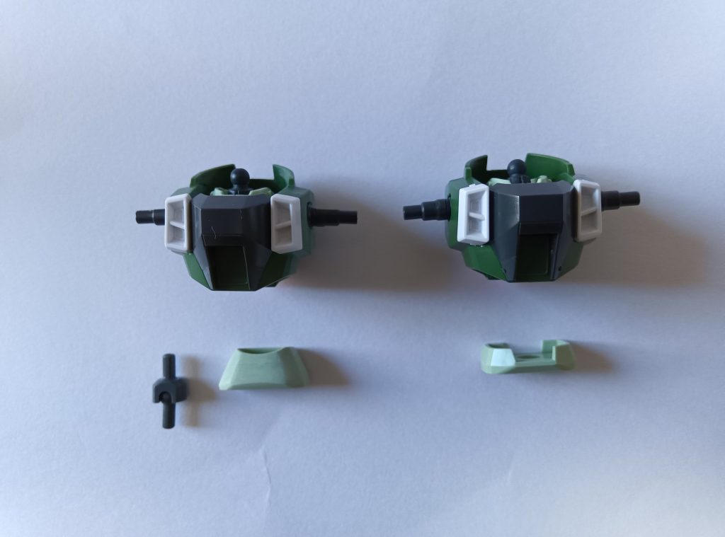 胴体は腹部のパーツにランナータグを貼り付け、削り込んで形状を変更。ボールジョイントで腰部と接続します。