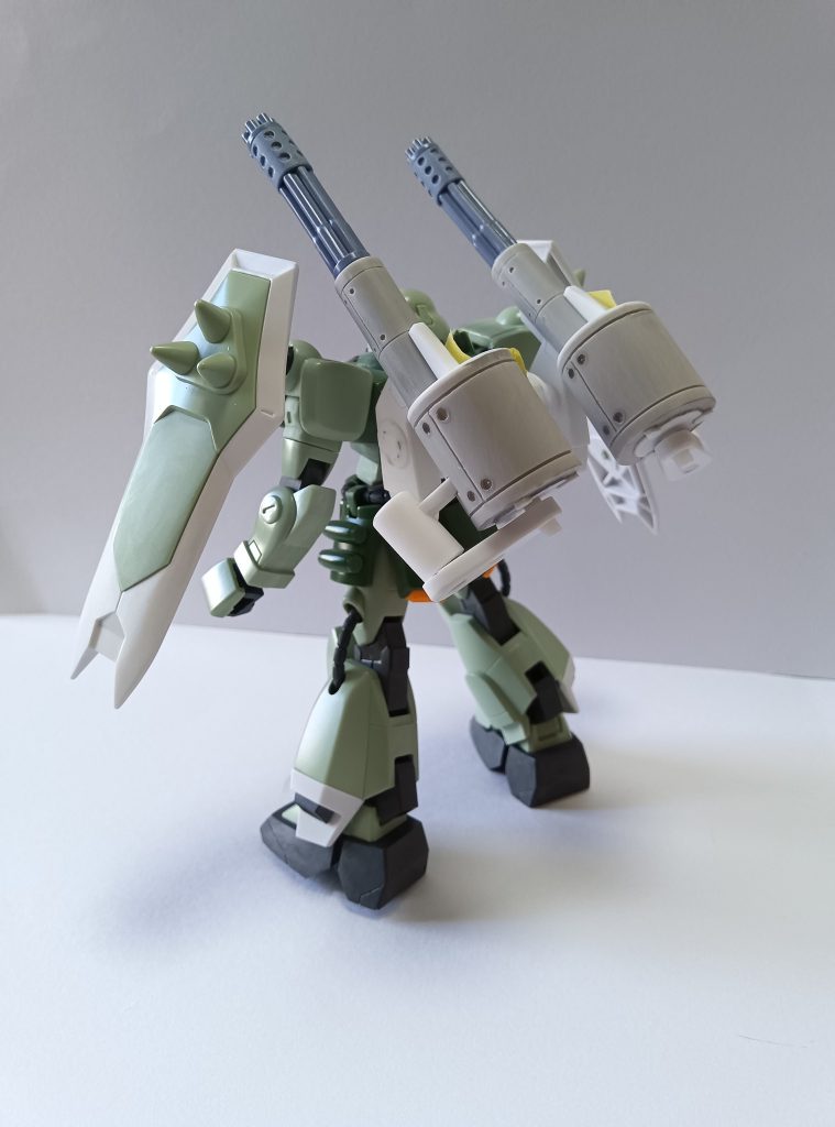 とりあえず、お盆休み中に角付けて、スパイク尖らせてイザーク用のスラッシュザクファントムとして仕上げて、オラザクに投稿したいと思います。