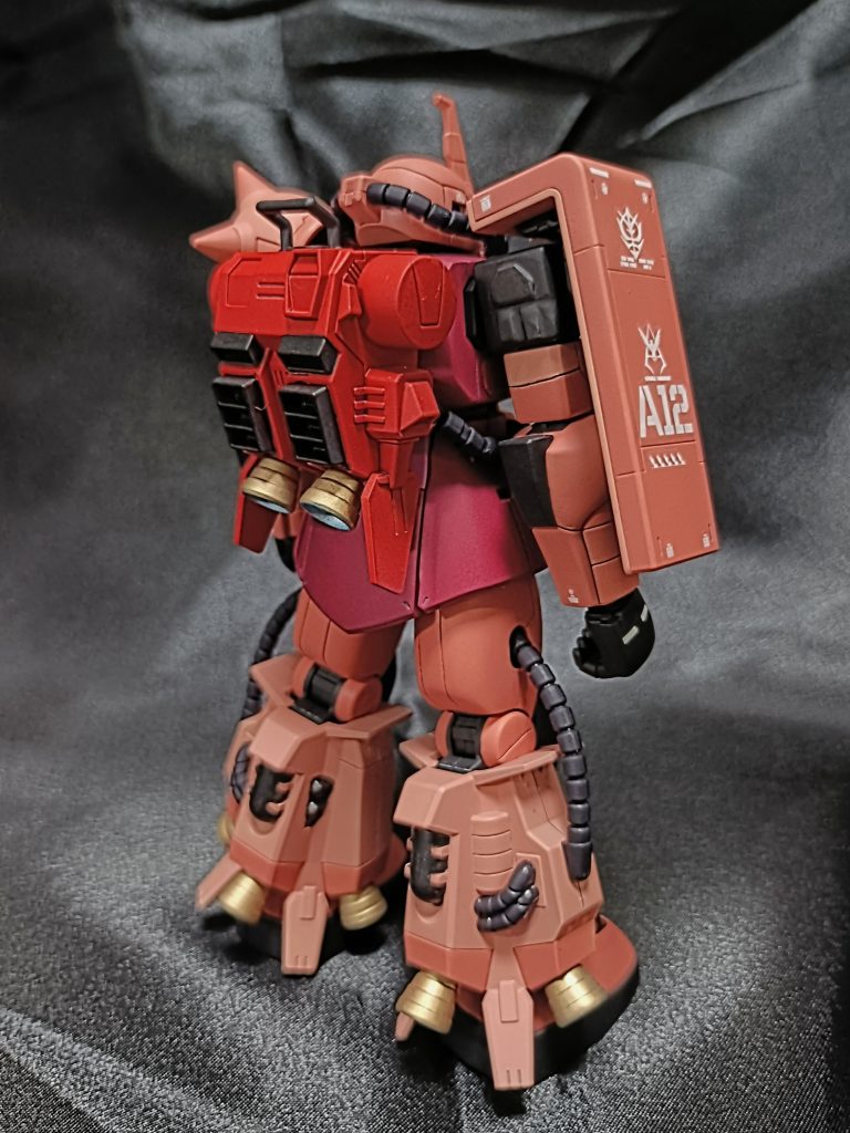 両肩の武装は思い切ってRGシャアザクから拝借しております。