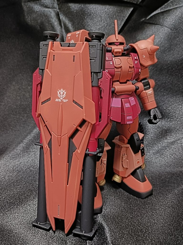 そして本機の目玉、シールドバズーカ。RGνガンダムのバズーカ二丁を同機のシールドにジョイントした武装。ザク右肩のシールドが挟まるようにして装着されます。