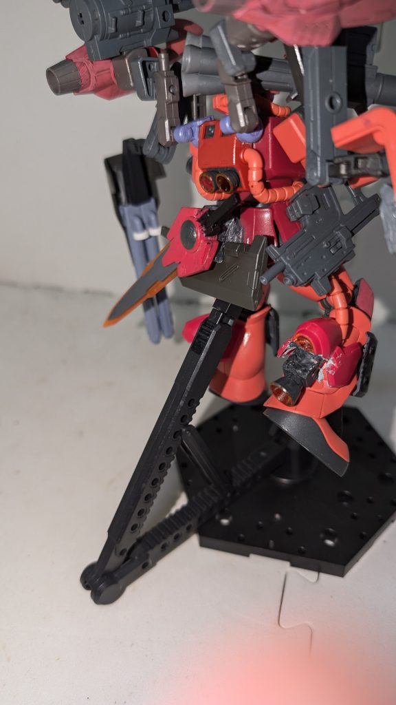 おまけ近接武器のヒートセイバーと、グシオンのナタ。ヒートセイバーはネオジム磁石で背部にマウントできます。グシオンのナタも、グシオンのパーツを流用して背部にマウントできるように改造しました。基本的に射撃主体なので、これ使う時は本当に最後の手段。