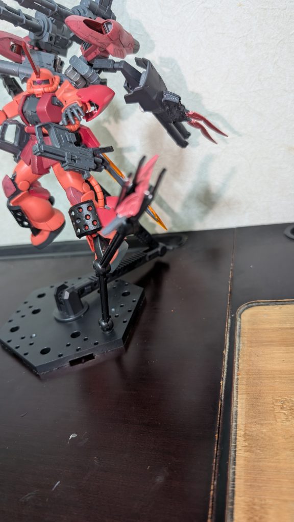 ルナティクスフェザー左肩の連装リニアガンの側にマウントされた羽根型のヒートナイフ。手持ち武器としても使用できるがSEEDシリーズでおなじみのビームブーメランと同様の無線誘導機能があり、主に敵に投げつける用途で使われる。