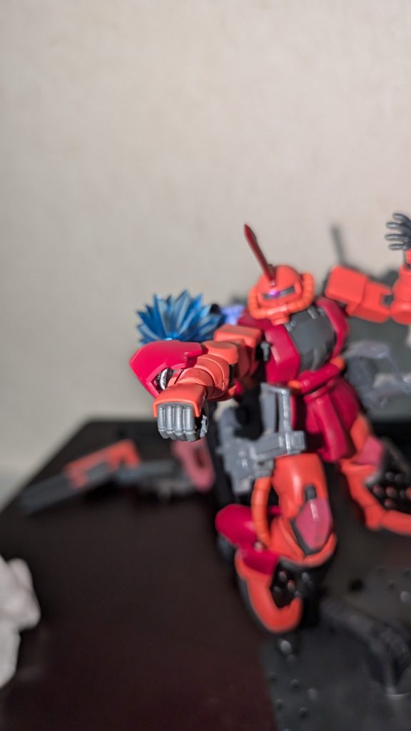 ブーストナックル腕部のアーマーに内蔵されたスラスターの加速を乗せたパンチ。このとおり、徒手空拳でも闘える。