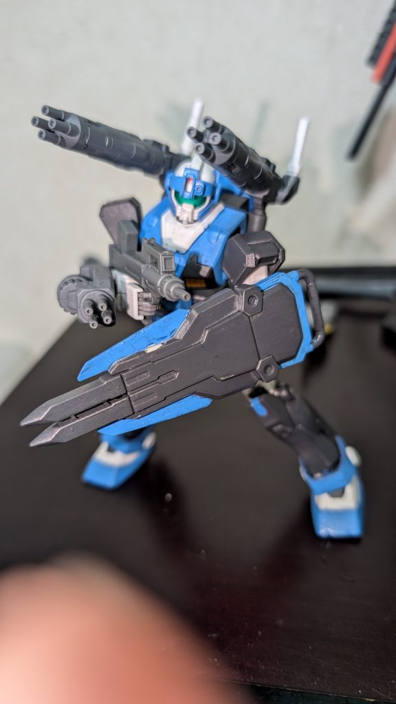 機体銘『アズールジムEX-0』ダイバー　アオヤマ·ライカ　(ライ)シュートアビリティ　630ファイトアビリティ　600ディフェンスアビリティ　600スピードアビリティ　610パワーアビリティ　600ガードカスタムをベースにしたジム系のライカ専用カスタムガンプラ。しかし、ガードカスタムというよりはジムキャノン寄りの使用感。アオヤマ·ライカがリサイクルショップで、武器などの付属品がない素体のみの状態で投げ売りされていた組み立て済みガードカスタムを哀れに思い購入。そして、同じジムタイプをはじめとした連邦系ガンプラのパーツを使用して自身の専用機として改造した。余談だが、機体銘の読みは、『アズールジムエグゾ』である。そして、EXAMシステムの搭載機でもある。武装右腕部バルカン砲背部ビームガトリングビームサーベル　×2パイルバンカーシールドビームライフルプルバップマシンガンハイパーバズーカビームスナイパーライフル実弾スナイパーライフル(ジムスナイパーⅡに付属する物と同じ)