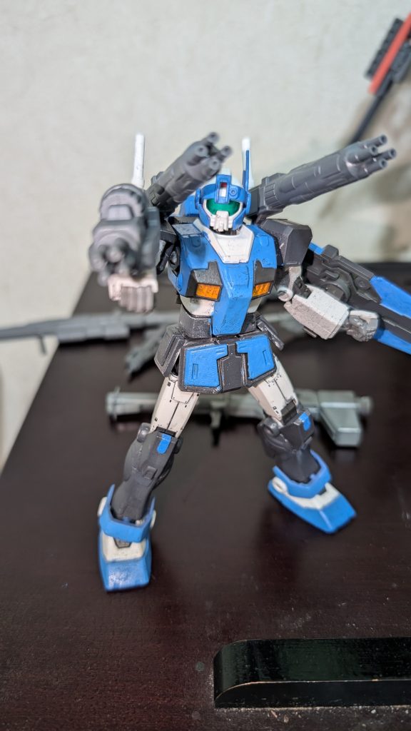 右腕部バルカン砲他の武器を装備する時に邪魔になりにくく、使い勝手が良い。背部ビームガトリング一撃一撃の威力よりも速射性能と面制圧を重視している。