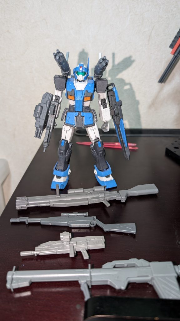 武装が豊富で汎用性にも優れたアズールジムEX-0だが、その最大の強みは癖がなく高いレベルで纏まった性能、そしてそこから来る『どんな相手にも揺らぐ事のない安定感』である。その上ライカ自身の徹底したリアリストな戦闘スタイルも合わさりバトルでは無類の強さを発揮する。だがライカ自身は決して一騎当千のエースではなく、単に『負けない為のリスク管理、立ち回りが上手い』だけである。