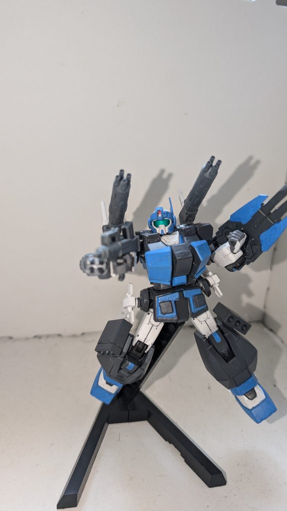 フルアーマー形態アズールジムEX-0.das (アズールジムエグゾダス)シュートアビリティ 660ファイトアビリティ 600ディフェンスアビリティ 650スピードアビリティ 510パワーアビリティ 600アレックスのチョバムアーマーを、アサルトシュラウドに見立てて改造して装着した強化形態。火力強化はもちろんの事ながらチョバムアーマーそのものに対ビームコーティングが施されており、アーマーが装着されている胸部と脚部の防御力はビームであろうと実弾であろうと多少の被弾ではダメージを受けないほど強力。最大の欠点は、機体そのものの重装化により機動力が低下する事。また、推進剤の消耗も激しくなる。だが、あくまでもアサルトシュラウドと同様に外付けされているだけのパーツなので不要になればアーマーをパージして通常形態で戦闘を続行する。