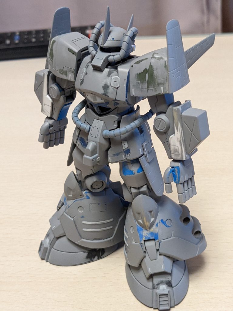 さらに、ディテールアップした画像です。膝下内側の2本のラインはリックドムⅡをイメージしてます。ウイングパーツの筋彫りがサフ吹き過ぎて埋もれそうなのですが、いかんせん多すぎて掘り直すのが難しく、墨入れも苦労しました。