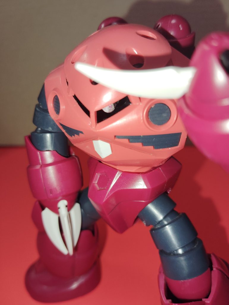 中を無理矢理改造してモノアイを動かせるようにしました。