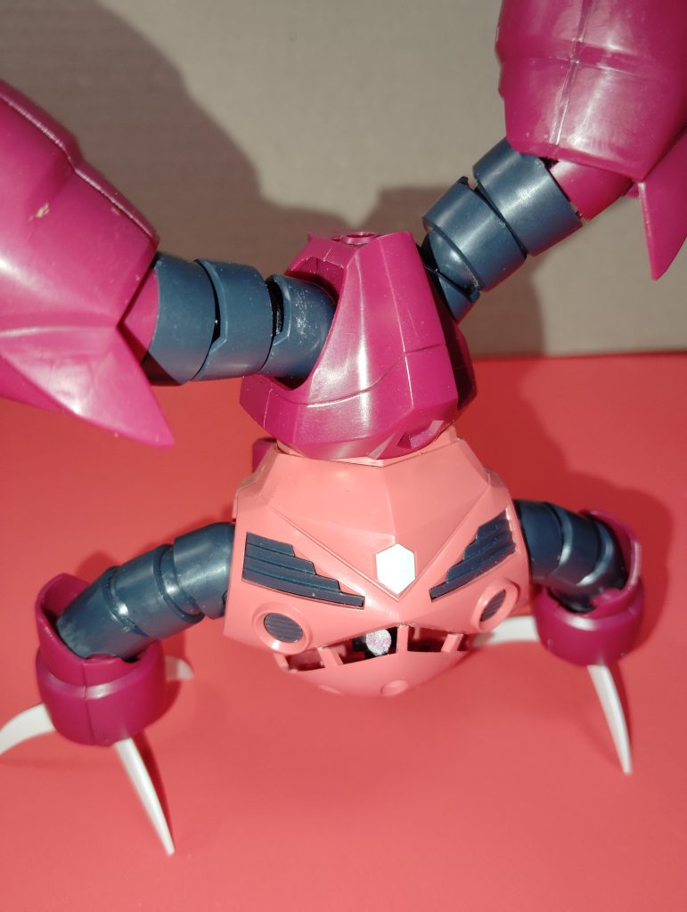 ズゴックって丈夫ですね～。それでいて腰やら足の可動もしっかりしてるし。