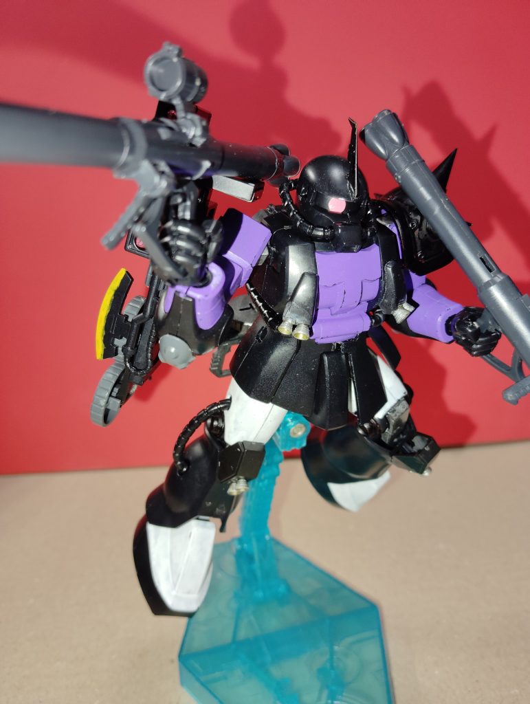 物資が少ないジオン、ザクIIをベースに各部小型バーニアを設置、少しでもガンダムについて行けるように、