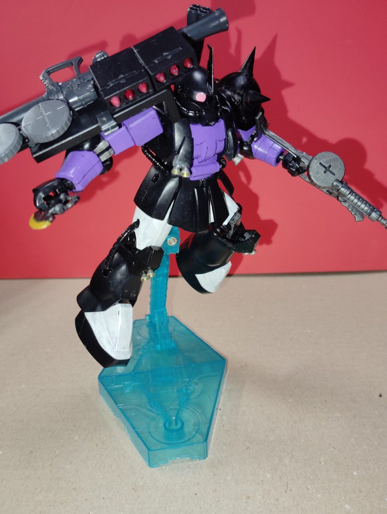 ザクマシンガンのマガジンは予備を2つザクシールドに装備、