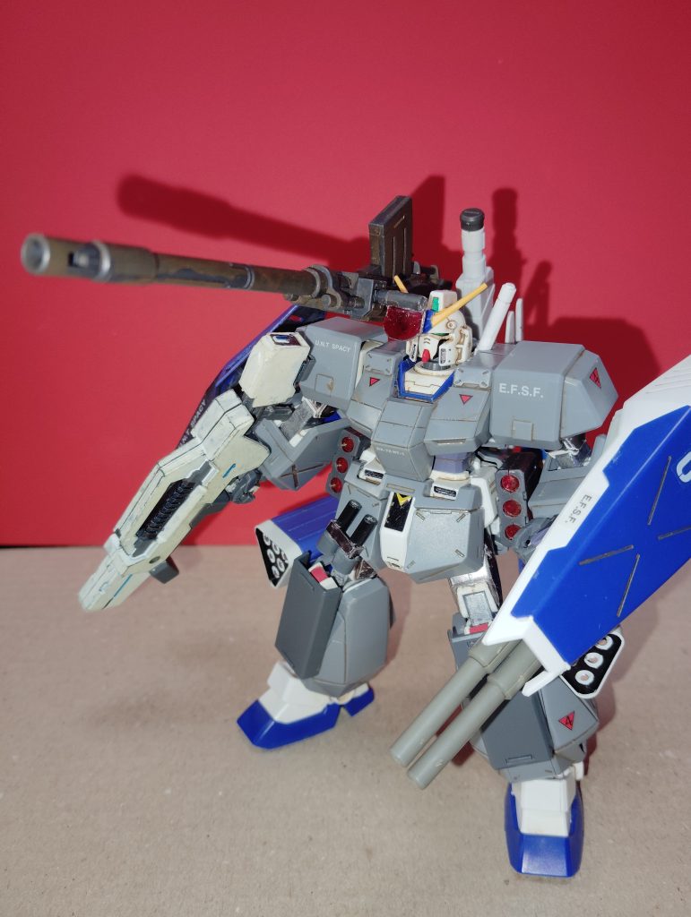 キャノンの他多数の兵装を持ちます。