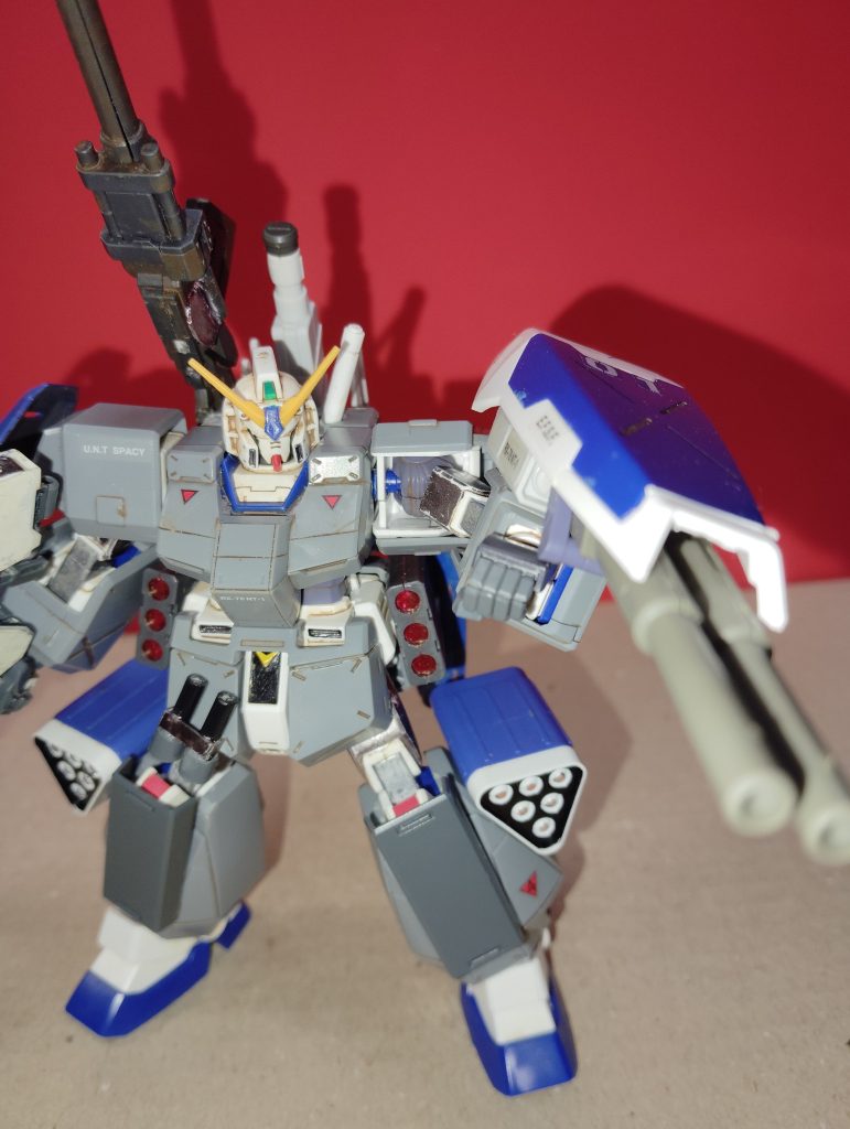 左腕に2連装ビームライフル、分かりづらいけどその下にミサイルも、