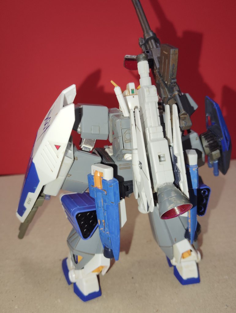 バッグパックにはNT試験機らしく(?)ファンネルが２基装備されています。