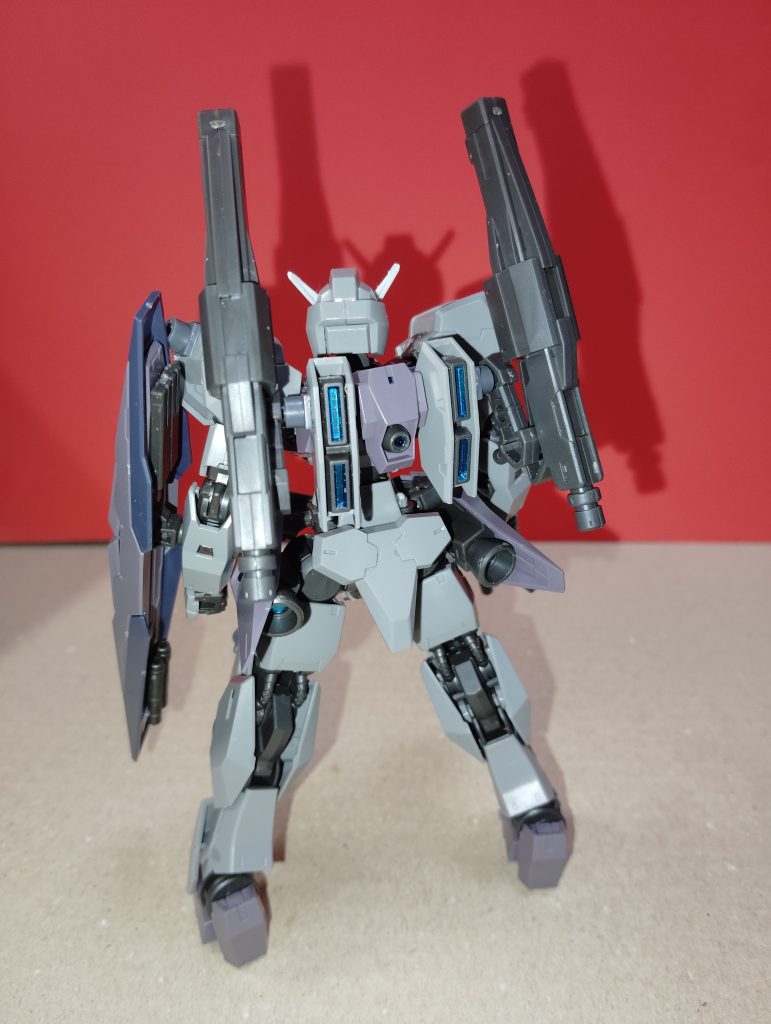 元の武装に加え背部にキャノン砲を装備