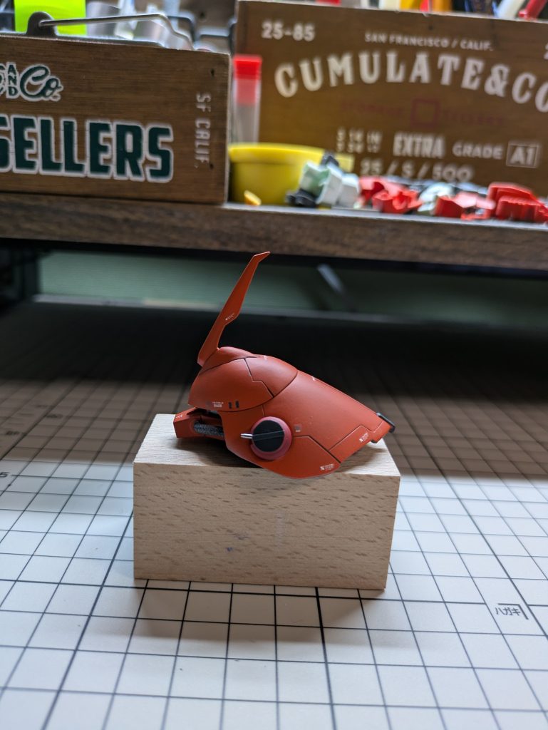 頭部は頭頂部を一度切断しそのあと中に埋まる様に加工しています。後部は2ミリ程切断して一部ディティール状に切り抜きアウトラインを変更しています。バルカンポッドはスクラッチしました。