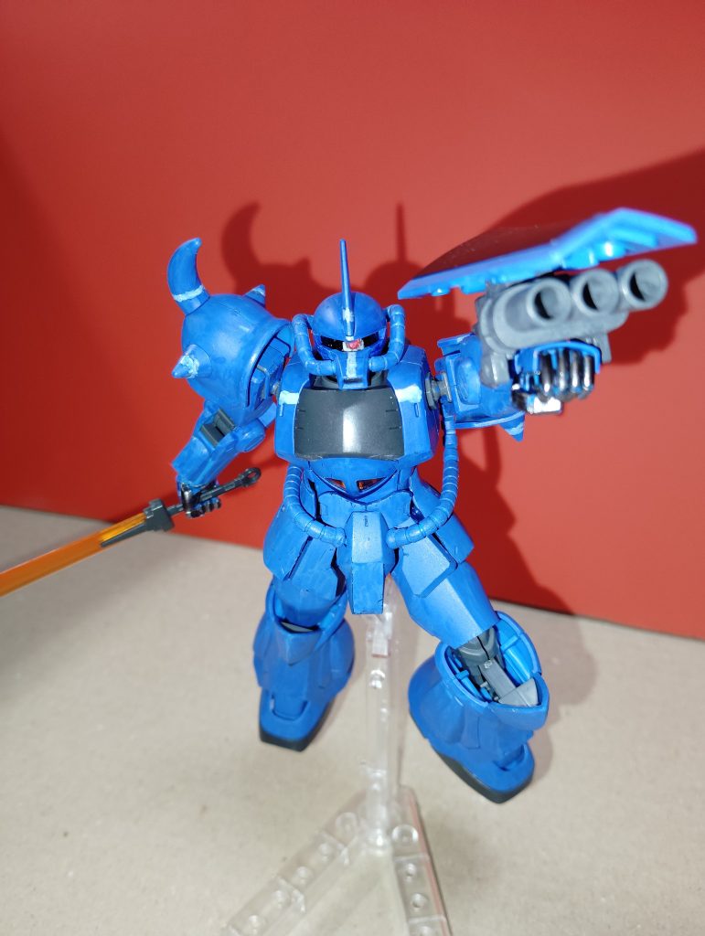 モノアイにはビームサーベルなどのランナーを切ったものを穴あけて埋め込んであります。 