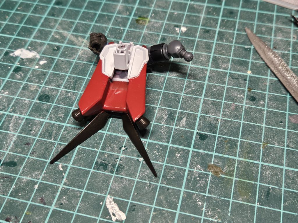 背部スカートアーマーですがプラ板を使いましたがうまくできなかった為結局シルババレトサプレッサーの余りパーツのジェガンシールドを貼り付け肉抜き穴などをプラ板で埋めましたそれからバーニアやSDアストレイのアンテナを付けました