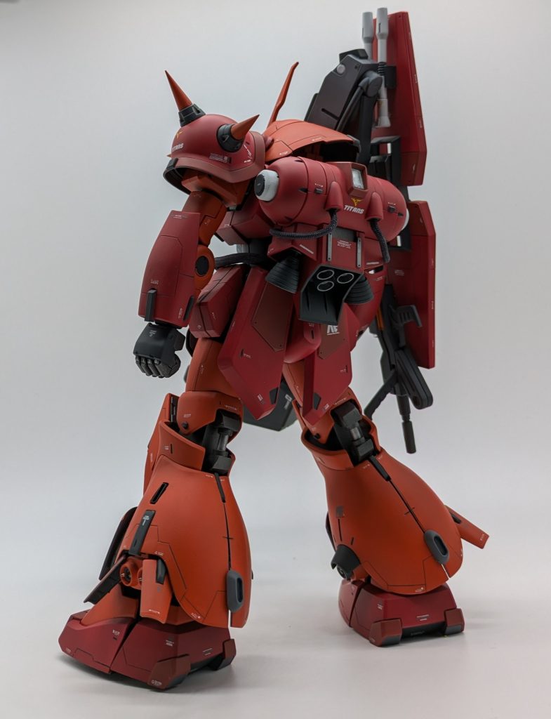 脚部の合わせ目位置を真ん中に変更。動力パイプはシリンダー状のものをスクラッチしています。少し設定とは違いますが一部のパーツはマスキングして塗り分けし別パーツに見える様にしています。バックバックの一部はホワイトに塗装しワンポイントカラーとしています。