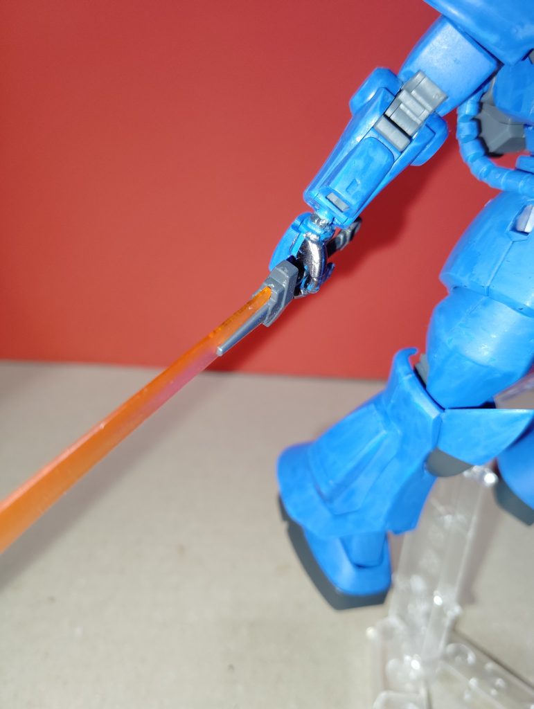 バズーカやヒートソードを角度を付けて持たせたかったので手首にランナーを挟んでます。汚い加工跡がありますね。