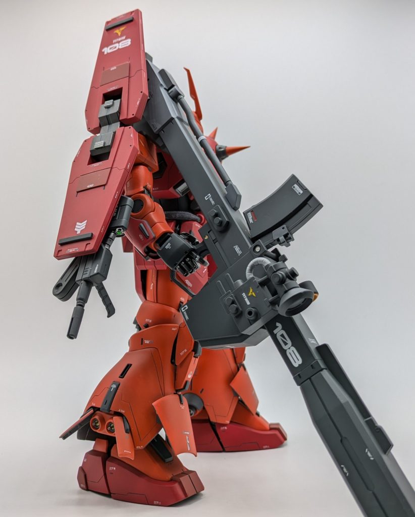 ビームバズーカーはリックドムの武器をベースにEz8のパーツをミキシングして作成しています。もともと付属していた武器はシールド裏にサブウェポンとして装備しています。装着には磁石を使っています。