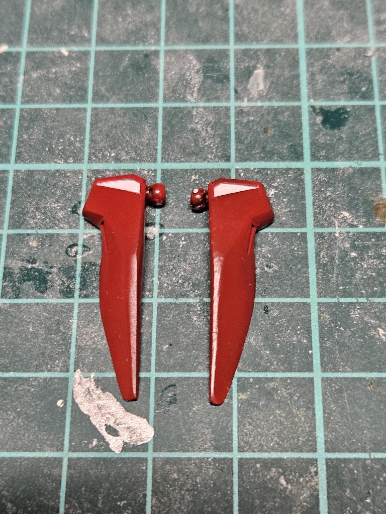 まずスカートアーマーですがビルドバーニングのものをプラ板で延長しました